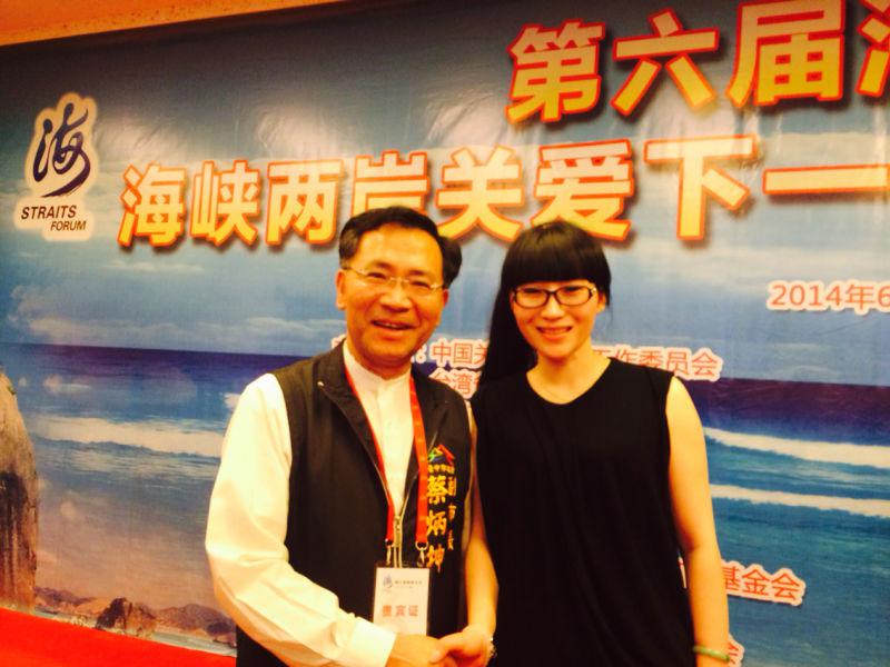 Kitty与台中市副市长蔡炳坤合影 Kitty与台中市副市长蔡炳坤合影